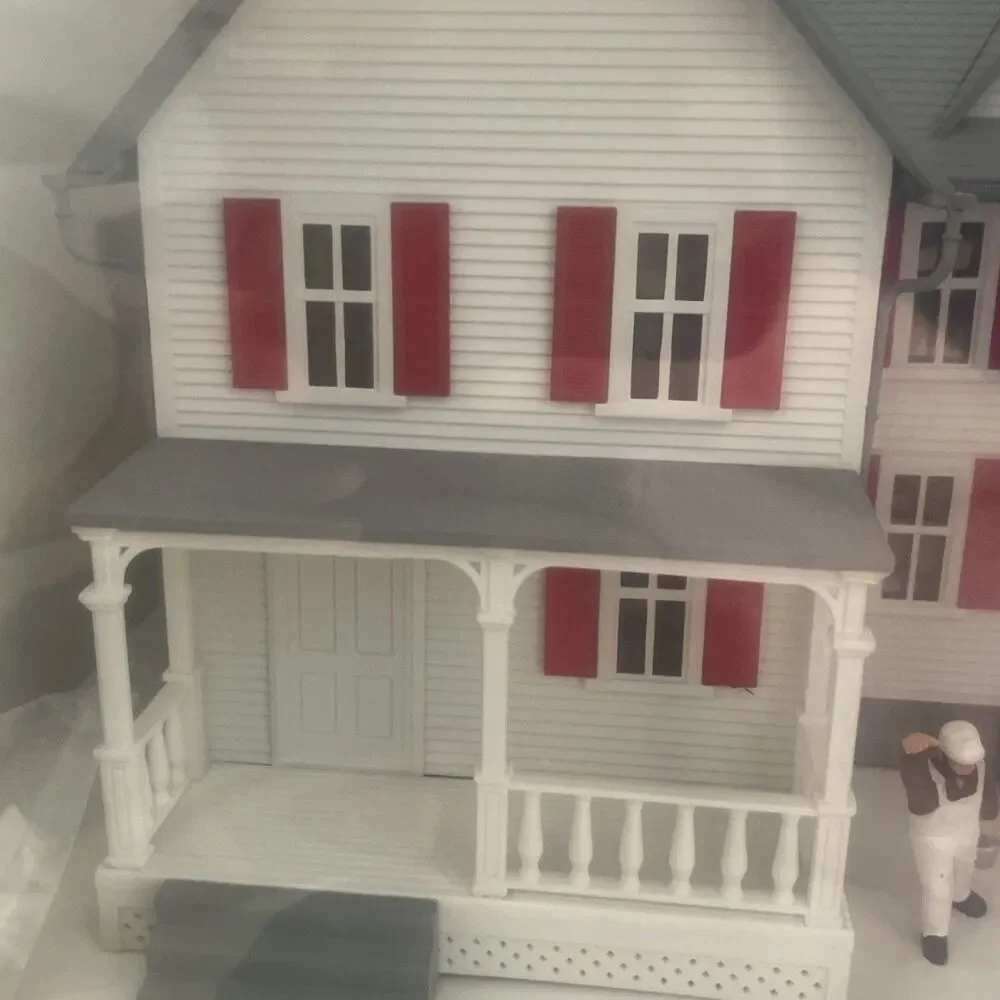 Model Power Kennedy's House No 6355 White w/Red Shingles NIB Lighted 2 Figures